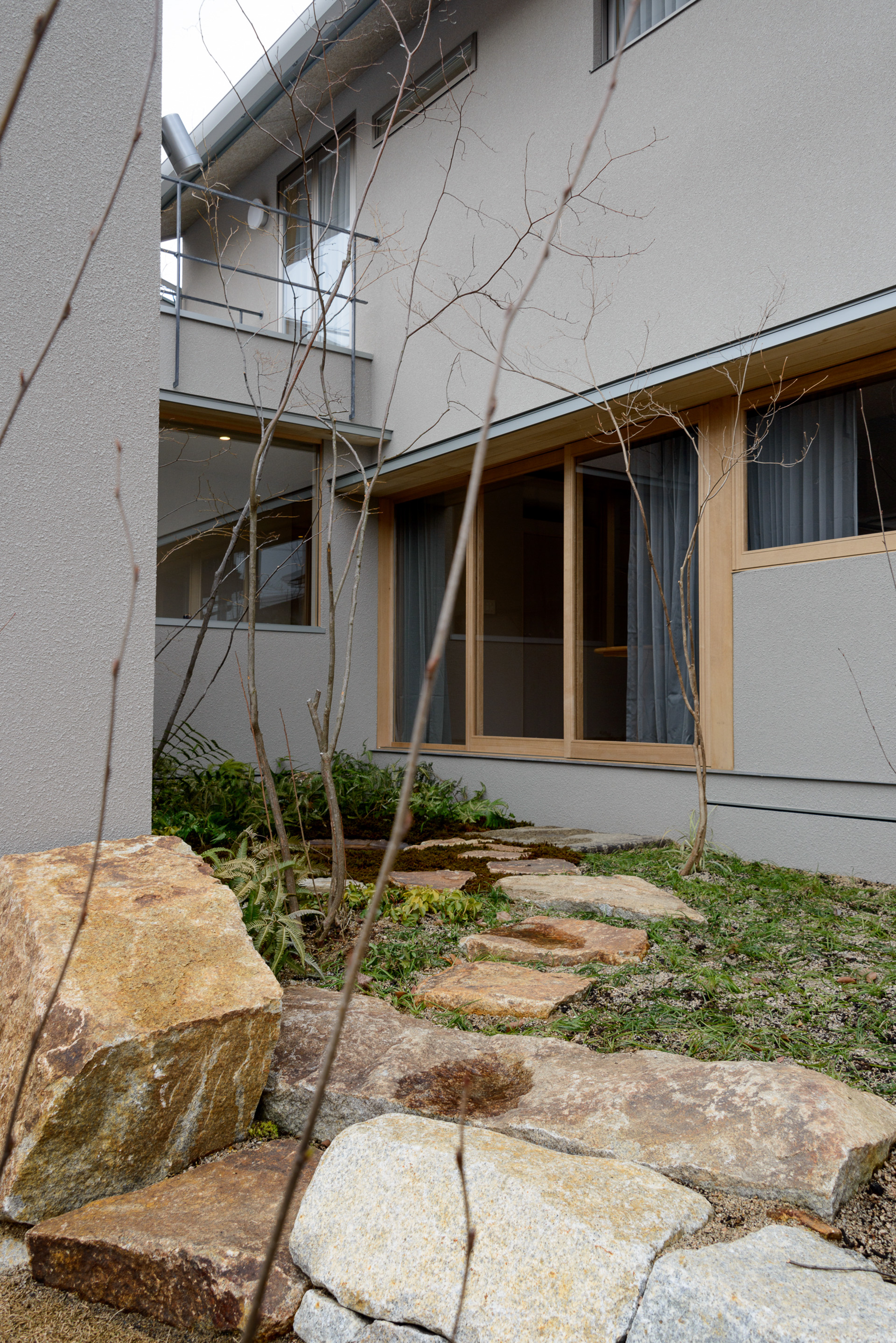岡山の新築住宅 中庭へのアプローチ｜PIHA｜ROR co.,ltd（ロール株式会社）