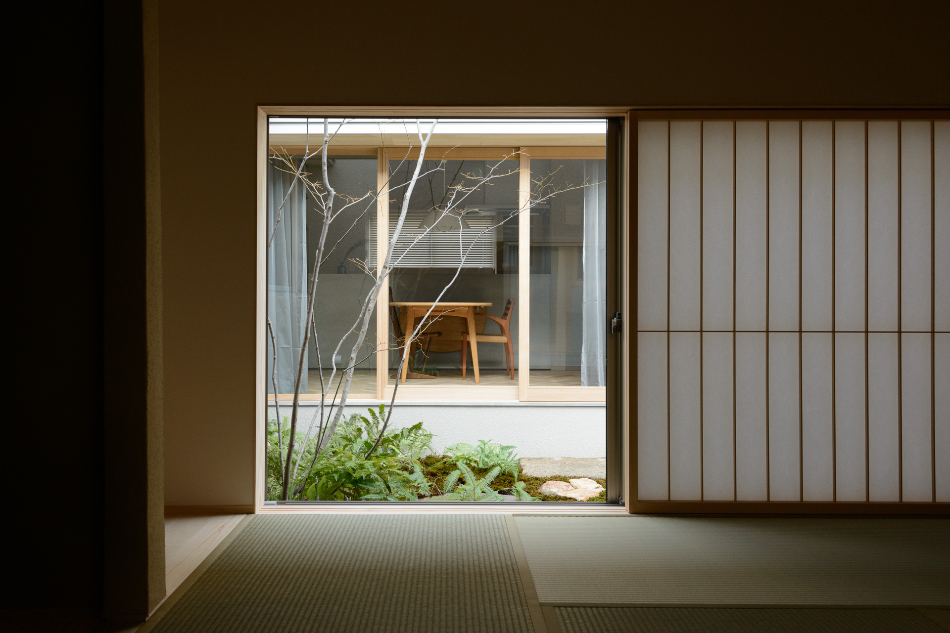 岡山の新築住宅 和室から中庭を眺む｜PIHA｜ROR co.,ltd（ロール株式会社）
