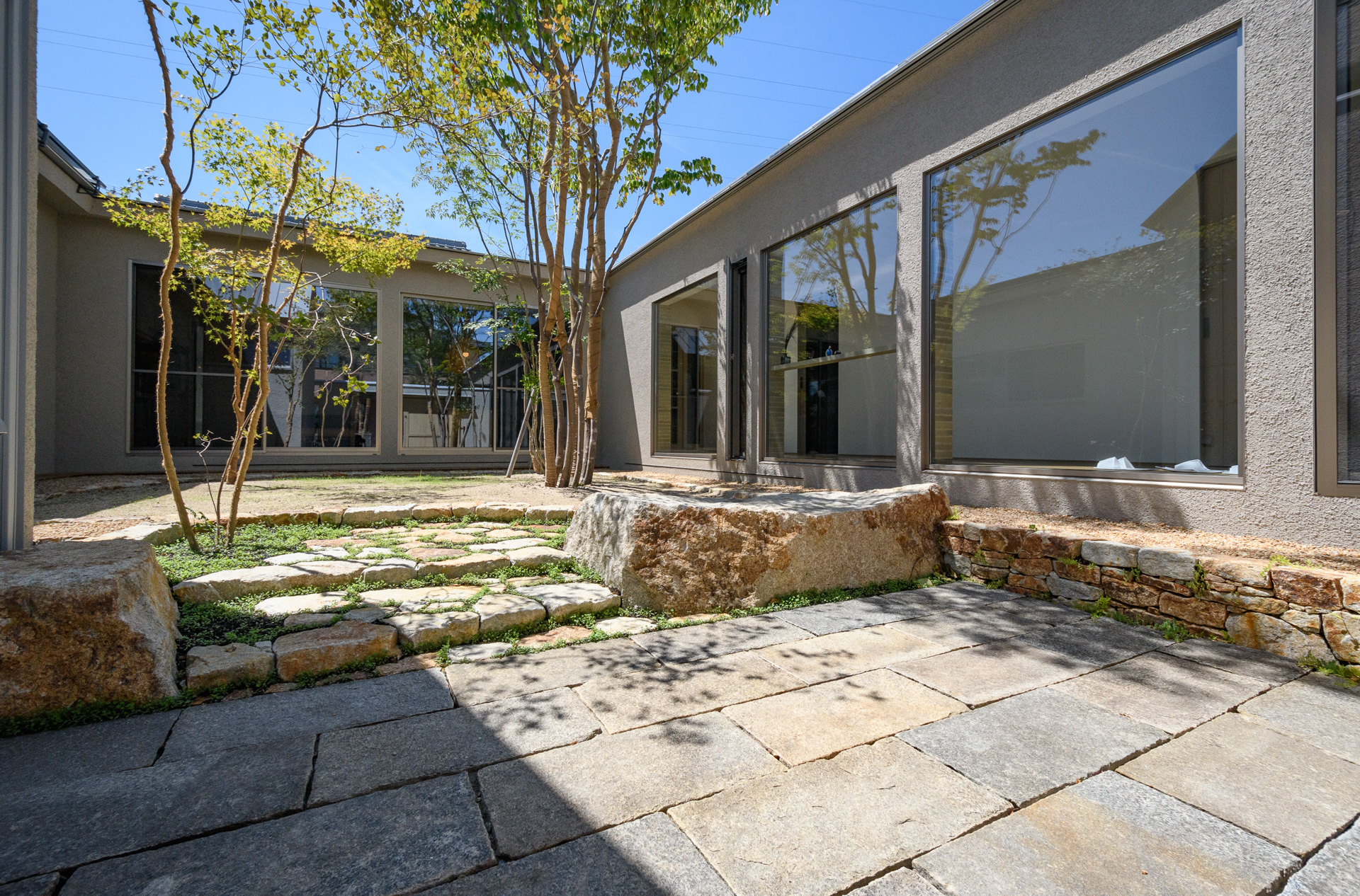 岡山の新築住宅 2世帯住宅 玄関から中庭を臨む ｜lett｜ROR co.,ltd（ロール株式会社）