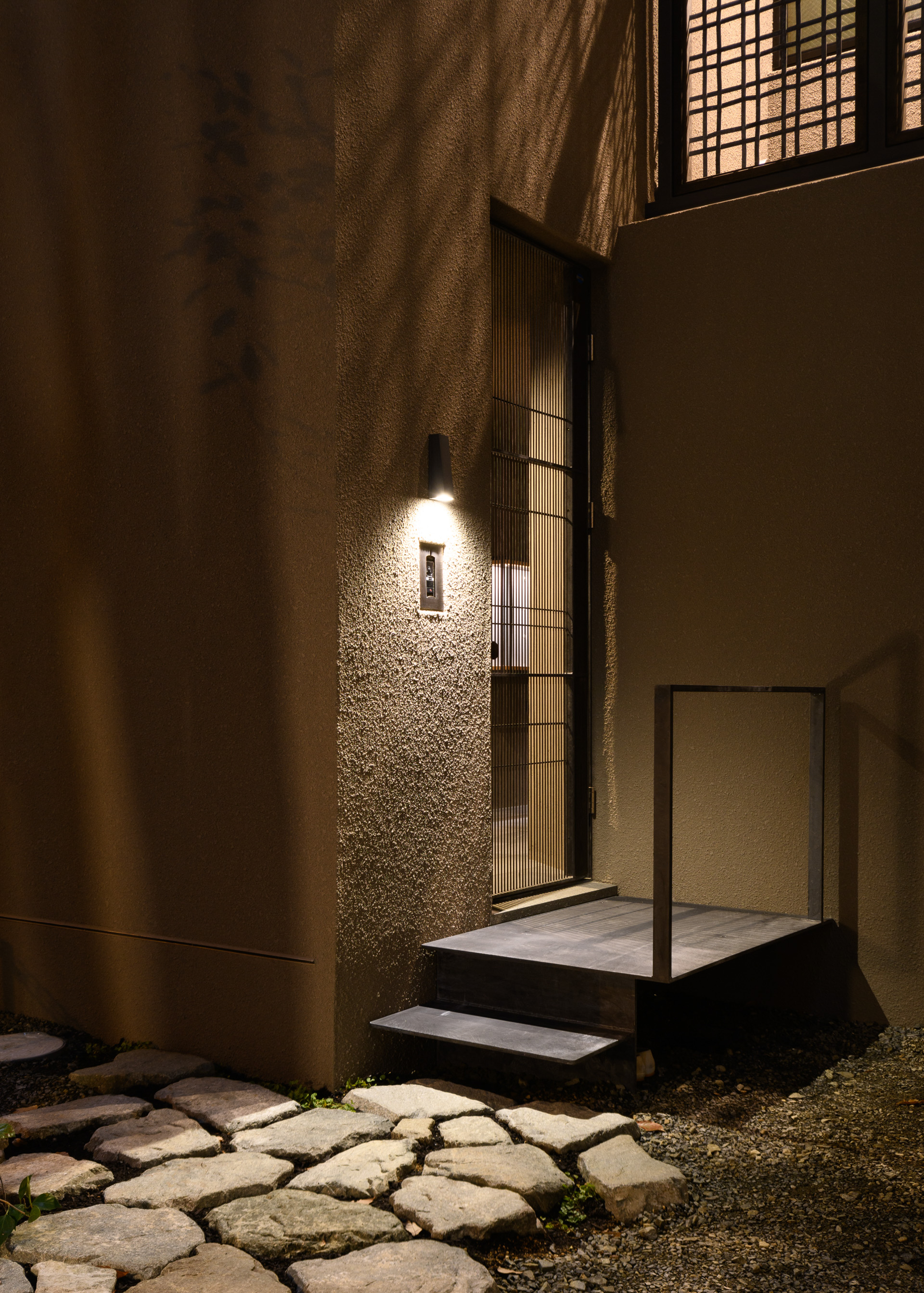 岡山の新築住宅 玄関 夜間照明｜calme｜ROR co.,ltd（ロール株式会社）