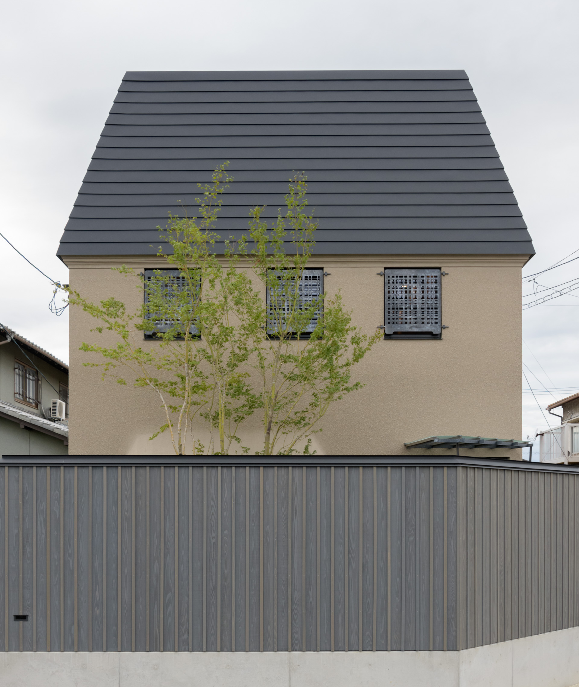 岡山の新築住宅 ガルバリウムの屋根｜t10｜ROR co.,ltd（ロール株式会社））
