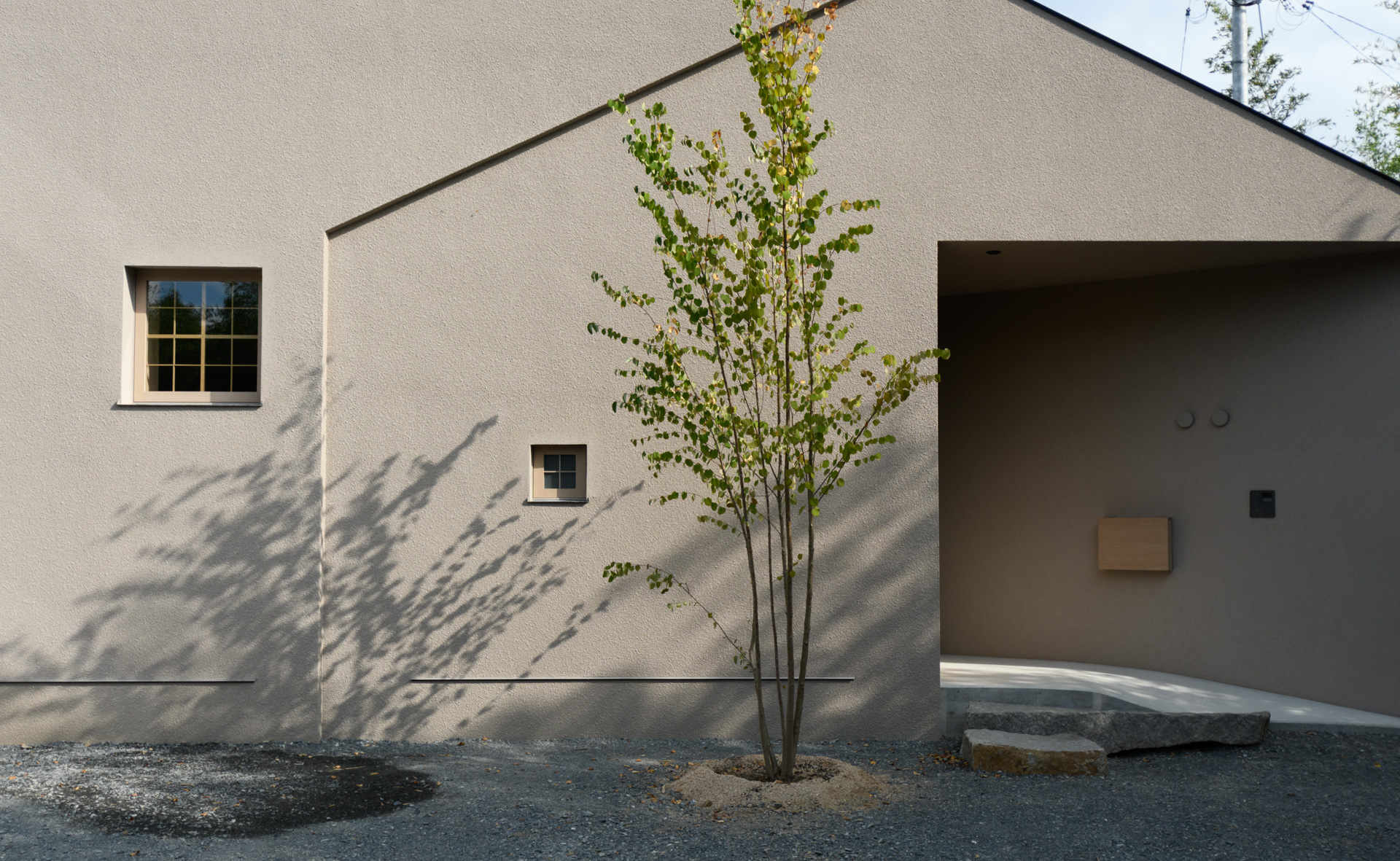 岡山の新築住宅 木製窓のある外観｜fugl｜ROR co.,ltd（ロール株式会社）