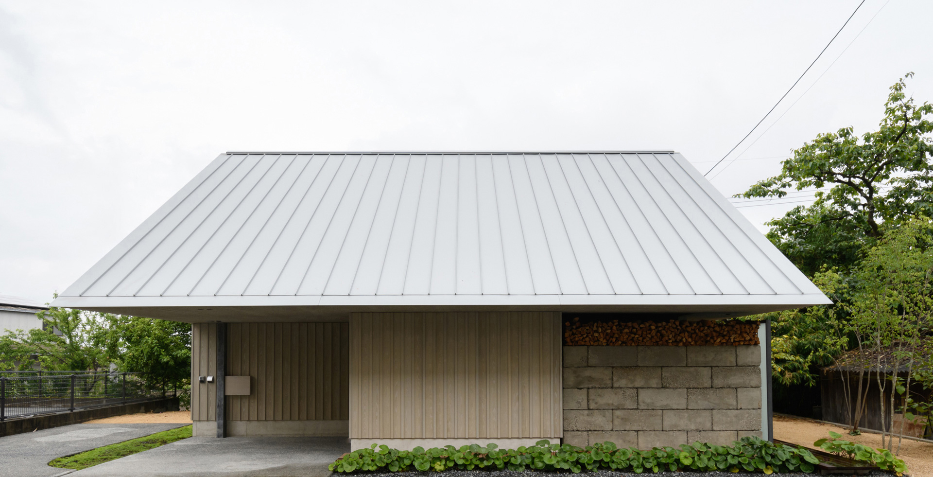 岡山の新築住宅 ガルバリウム鋼板の屋根｜coprino｜ROR co.,ltd（ロール株式会社）